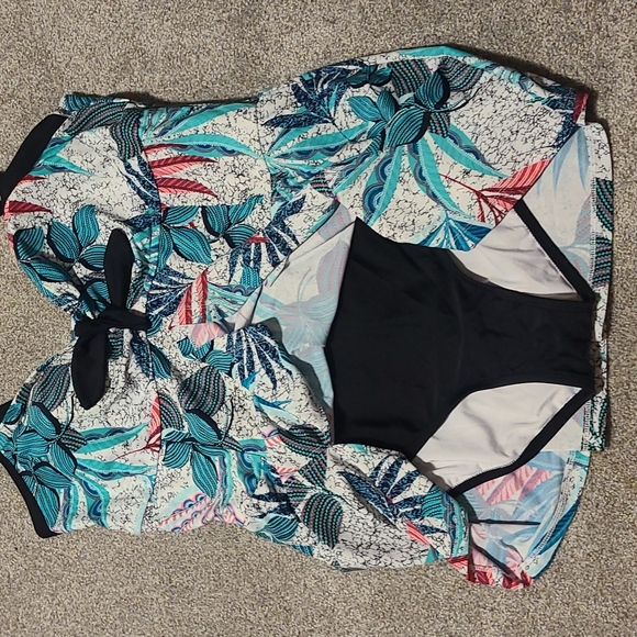 Beachy OnePiece Top with adjustable Straps - Picture 2 of 3